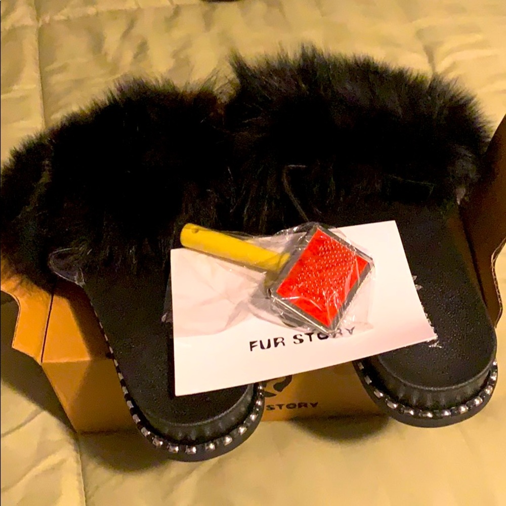 Women’s size 10 slippers (slides).